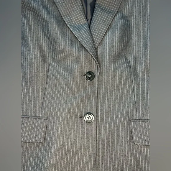 Tahari Arthur S. Levine Gray Pinstripe Blazer Size 10 Structured Shoulder Pads - Picture 9 of 11